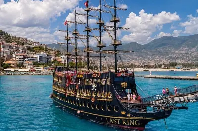 Barca pirata ad Alanya con nuoto, festa di schiuma e pranzo incluso
