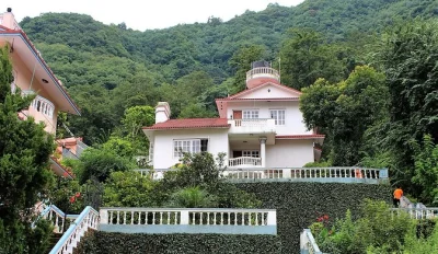 Erlebe yoga in den grünen hügeln bei kathmandu, mit zertifizierten lehrern, ayurvedischen mahlzeiten und dschungel-atmosphäre. inklusive verpflegung, unterkunft und training.