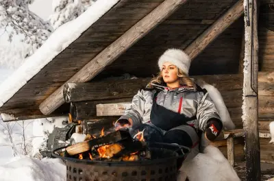 Rovaniemi VIP Tour: Weihnachtsdorf, Mittagessen & Schneescooter