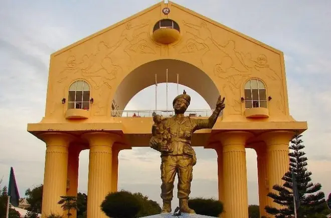 Tour por Banjul: Arco 22, mercado e almoço na praia