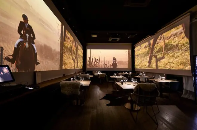 Weinprobe und Essen im historischen Keller von 1850 in Straßburg