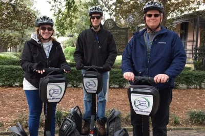 Erlebe savannahs charme auf einer 90-minütigen segway-tour vorbei an der st. john’s cathedral und der telfair academy – mit spannenden geschichten von einem lokalen guide. segway inklusive.