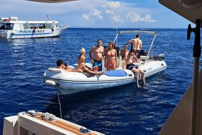 Snorkel en Favignana y Levanzo en grupo pequeño en barco neumático