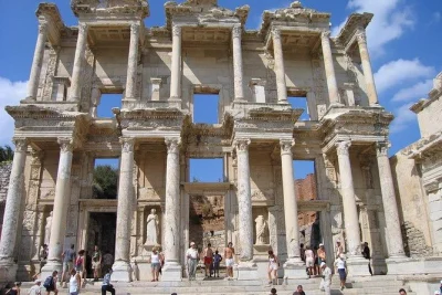 Entdecken sie ephesus, den artemis-tempel und die travertine von pamukkale auf einer 2-tägigen tour ab istanbul. inklusive hotel, guide und transport. jetzt buchen.