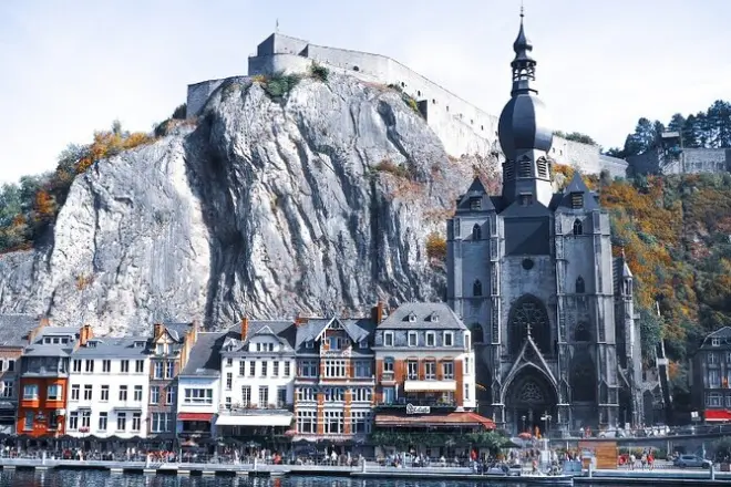 Escape game a Dinant: Risolvi enigmi camminando per la città