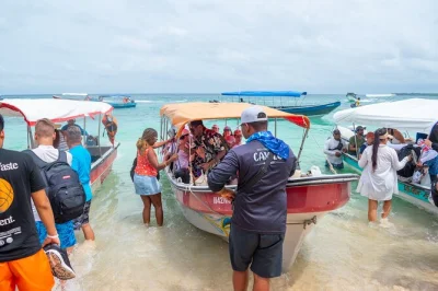 Explore as ilhas rosario com snorkel, prove frutos do mar fresquinhos e nade com plâncton bioluminescente. tour de dia inteiro saindo de cartagena com almoço e frutas tropicais.