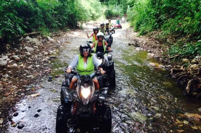 Erlebe die action einer atv-tour in jaco: durch bergpfade, badepausen an wasserfällen und den dichten regenwald. inkl. zweisprachigem guide & sprit.