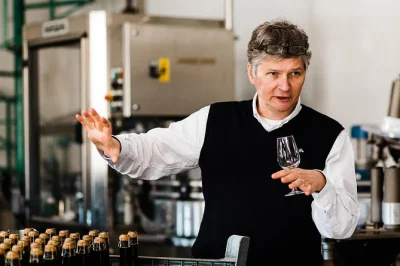 Descubra as colinas do prosecco docg em um tour de vinho de dia inteiro. visite vinícolas boutique, aproveite degustações e saboreie um almoço local com um guia especialista.