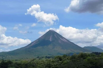 Erlebe den sprühnebel am la fortuna wasserfall, wandere über die lavafelder des arenal und entspanne in den paradise hot springs – inklusive mittagessen, abendessen und abholung in jaco.