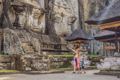 Explore os templos de bali, caminhe pelos terraços de arroz de tegalalang e conheça os macacos de ubud em um tour privado com almoço e transfer do hotel incluídos.