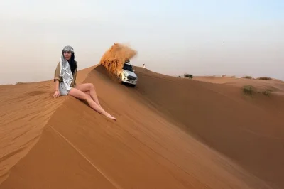 Découvrez les dunes rouges de lahbab à dubaï avec dune bashing, balade à dos de chameau, sandboard et un dîner bbq au coucher du soleil. transfert hôtel et spectacles inclus.