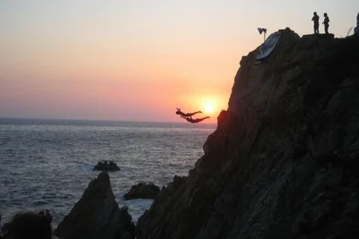 Watch acapulco’s famous cliff divers leap from la quebrada at night, enjoy a gourmet dinner overlooking the ocean, and relax with hotel pickup included. reserve your spot now.
