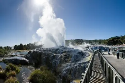 Tour en Rotorua: Géiseres, redwoods y cultura maorí