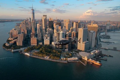 Survolez manhattan, brooklyn et staten island en hélicoptère pendant 25 minutes avec un guide en direct, fenêtres panoramiques et réservation facile.