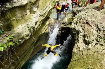 Canyoneering à Kawasan Badian : Sauts de falaise et baignade