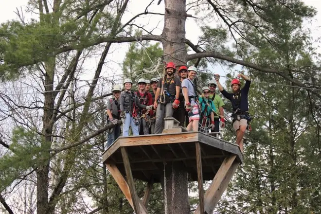 Ziplining am Menominee River: 5 Seilrutschen durch die Bäume