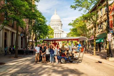 Erlebe madison downtown bei einer 2-stündigen trolley pub tour mit byob, exklusiven getränkespecials und einem lokalen fahrer-guide. inklusive kühlbox und musik.