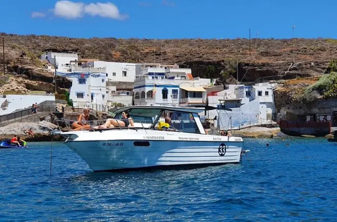 Private boat tour Tenerife: La Caleta cliffs and swimming
