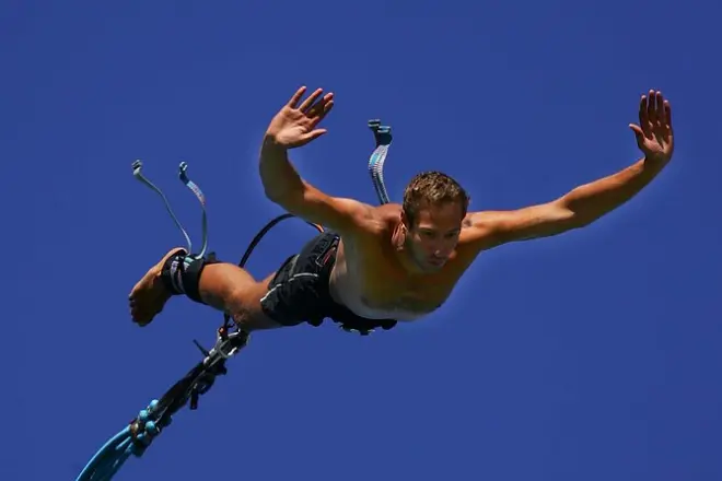 Bungee jump en Zrce desde grúa de 55 m sobre playa de Dalmacia