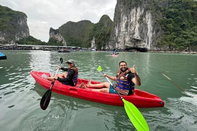 Baie d’halong, croisière depuis hanoi, kayak dans la grotte luon, randonnée sur l’île titop et déjeuner local inclus. prise en charge à l’hôtel et guide anglophone.