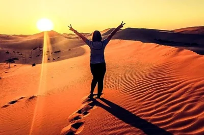 Buchen sie eine 4x4 wüstensafari in abu dhabi: dünenfahrten, kamelritte, bbq-abendessen, live-shows & bequeme abholung. all-inclusive abenteuer für familien & freunde.