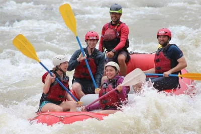 Erlebe die wilden stromschnellen der klasse 3-4 am sarapiquí-fluss ab la fortuna, geführt von einheimischen mit hoteltransfer und leckerem mittagessen am flussufer – abenteuer und spaß garantiert