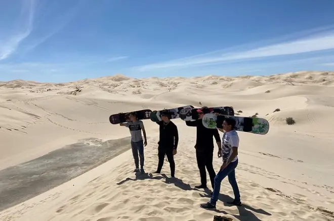 Sandboarding en las dunas de Samalayuca: Aprende a deslizarte