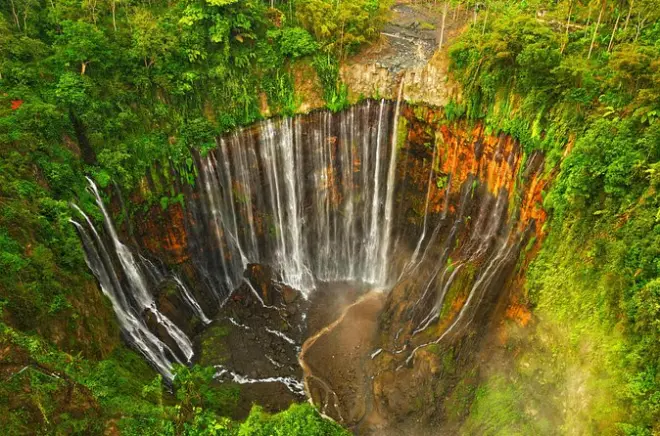 Descida de mil degraus na cachoeira Tumpak Sewu, saindo de Malang