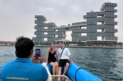 Découvrez dubai, le burj al arab et atlantis vus de la mer lors d’une balade en speedboat guidée d’une heure. wifi gratuit, photos, eau offerte et -20% au café inclus. réservez vite.