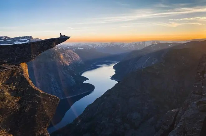 Glamping al tramonto a Trolltunga con foto dal punto Needle View
