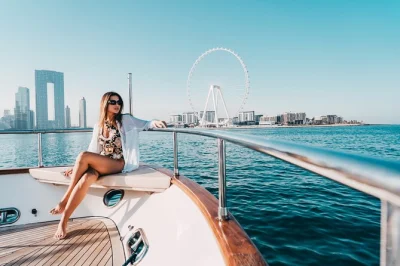 Vivi un tour in yacht di lusso a dubai marina, navigando per un’ora tra ain dubai e bluewaters island. include succhi, acqua, musica e guida audio a bordo.