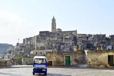 Matera entdecken: mit dem ape calessino durch die sassi cruisen, antike höhlenhäuser besichtigen, kirchen besuchen und private tour mit museumseintritt genießen.