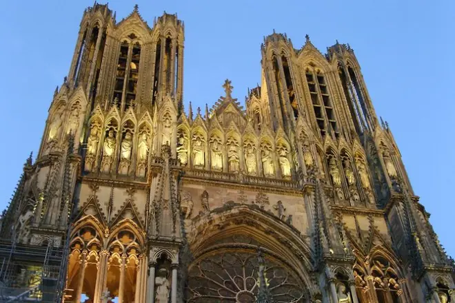 Private Champagne Tour from Reims: Veuve Clicquot & Cathedral