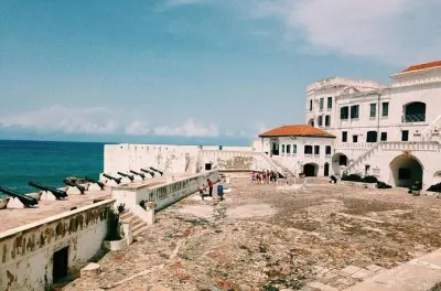 Cape Coast em Gana: Castelos históricos e passarela na copa