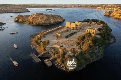 Diga di Assuan e tempio di Philae con barca alle rovine sull’isola