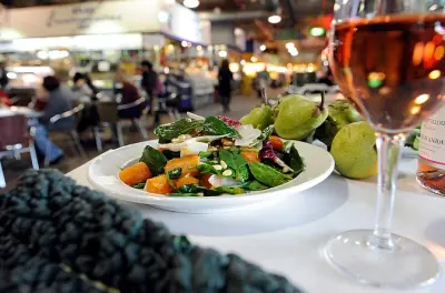 Almuerzo en Adelaide Central Market: Degustaciones y vino