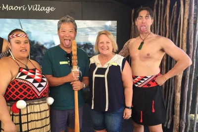 Vivez l’énergie géothermique de rotorua au village maori whakarewarewa, admirez le geyser pohutu, savourez un déjeuner hangi, avec prise en charge depuis tauranga.
