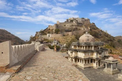 Privater einwegtransfer von jodhpur nach udaipur mit zwischenstopp am ranakpur jain-tempel und fort kumbhalgarh. inklusive klimatisiertem fahrzeug und lokalen insider-tipps.