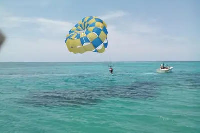 Schnorcheln in Negril: Parasailing, Riff & Glasbodenboot Kombi