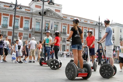 Découvrez madrid en segway, entre palais royal, plaza mayor et parcs au bord de la rivière. choisissez votre parcours, savourez une tapa et profitez d’une visite guidée locale.