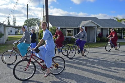 Step into sarasota’s pinecraft, meet amish & mennonite locals, sample pie at der dutchman, and visit alma sue’s quilt shop. includes air-conditioned trolley ride.