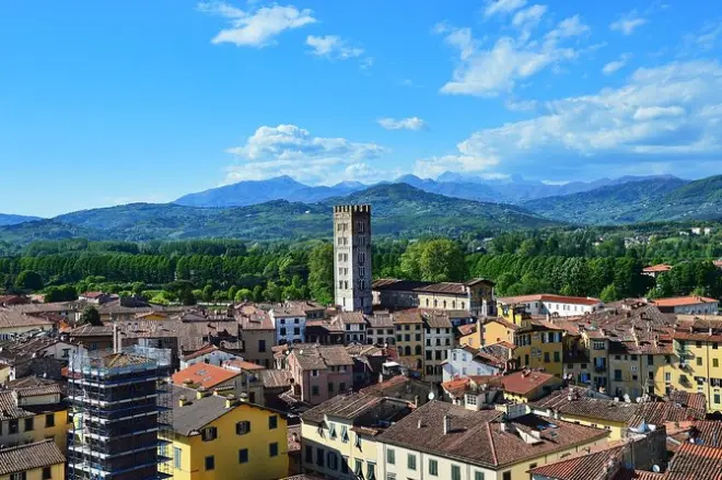 2-stündiger Rundgang Lucca: Kathedrale & Amphitheaterplatz