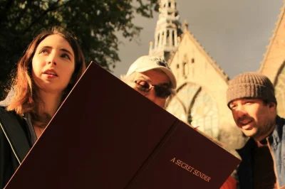 Vivi l’età d’oro di amsterdam con una caccia al tesoro interattiva tra le vie della città, risolvendo enigmi e scoprendo storie locali. zaino incluso con tutto il necessario.