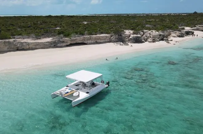 Individuelle Halbtagesfahrt mit privatem Katamaran in Caicos Cays