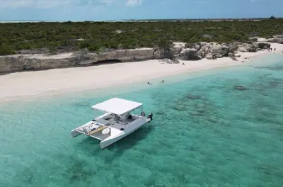 Catamarano privato a Caicos Cays: Mezza giornata personalizzata