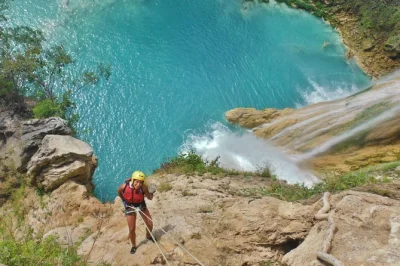 Découvrez le frisson du rappel au bord des cascades turquoise de la huasteca potosina, puis sautez des falaises de la cascade de micos. navette, déjeuner et guides locaux inclus.