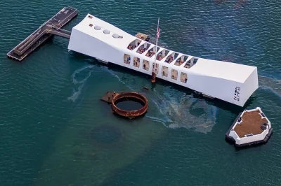 Scopri pearl harbor con il memoriale uss arizona, visita i musei della seconda guerra mondiale e passeggia tra i luoghi storici di honolulu. biglietti e trasporto inclusi.