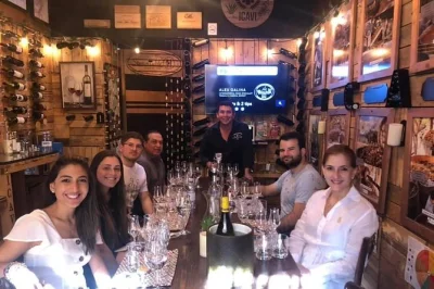 Descubre los mejores mezcales y vinos de san miguel de allende con un sommelier certificado. incluye tapas gourmet, degustaciones y agua embotellada. reserva ya.