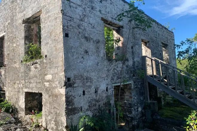 North and Middle Caicos Tour: Caves, Cliffs & History