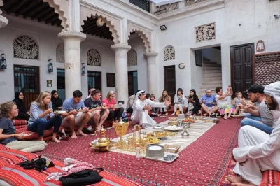 Vivez un repas traditionnel émirati à al fahidi, échangez avec des locaux, dégustez du café arabe et posez toutes vos questions sur la culture. repas et discussion inclus.